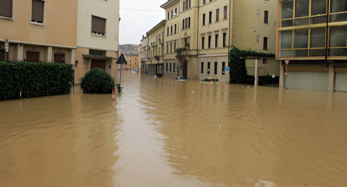 Inondazioni devastano la Spagna: Valencia e Murcia sotto l'acqua, evacuazioni in corso